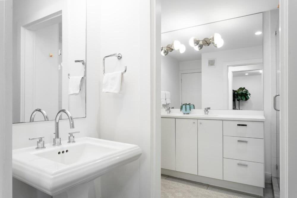 Chic Clarksville 2Br Condo Near Downtown Остин Екстериор снимка
